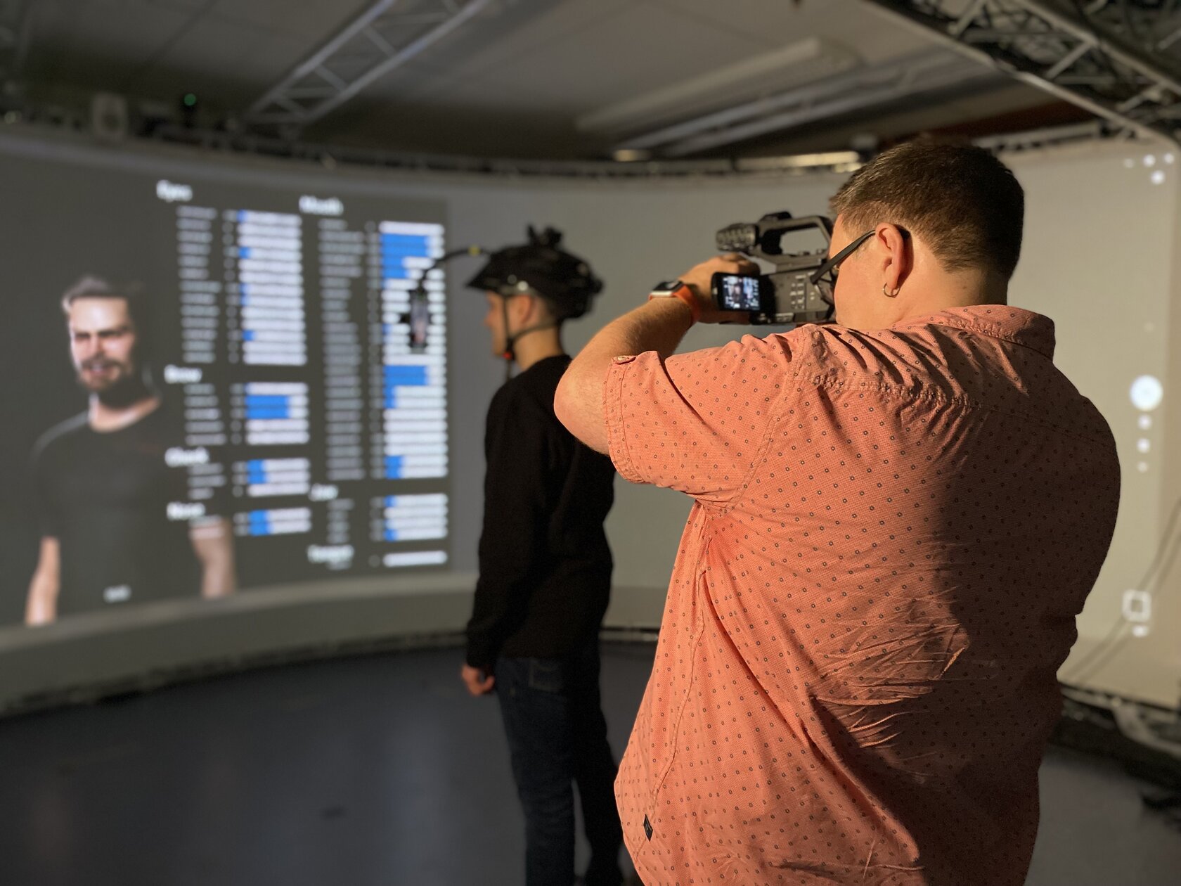Von hinten wurde Kameramann Jan Holthaus fotografiert, der Simon Janzer mit seiner Face-Tracking-Technologie filmt