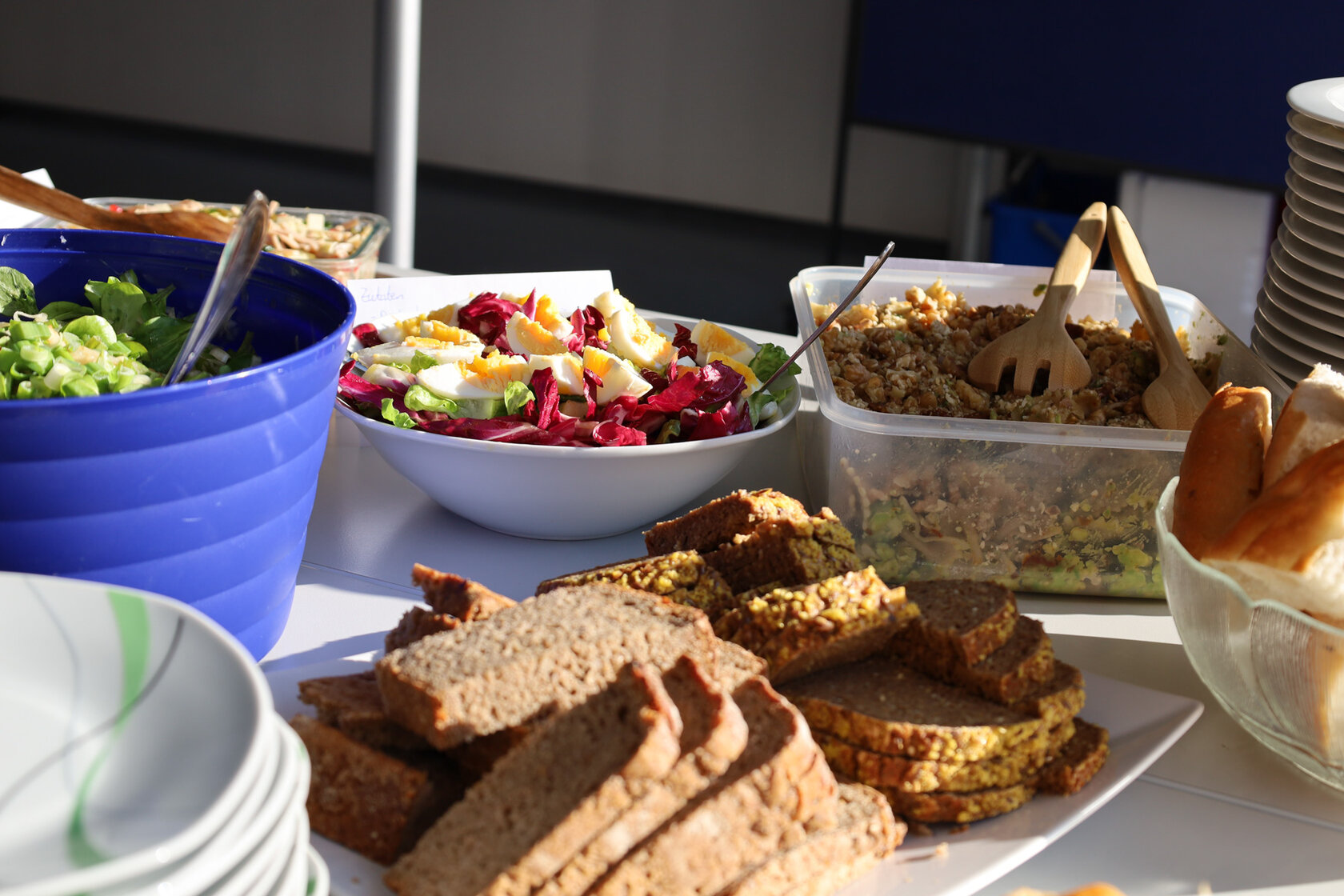 Austausch beim gemeinsamen Abschlussbuffet.