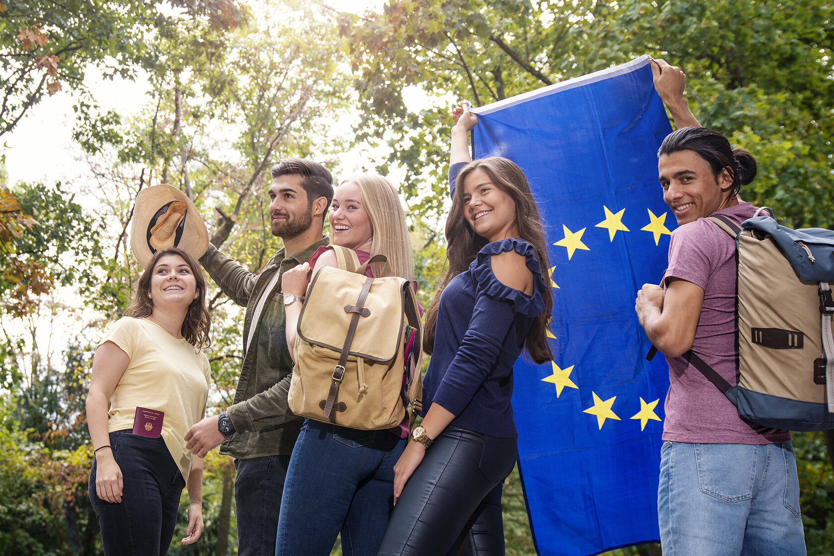 Gruppe schwenkt EU-Fahne