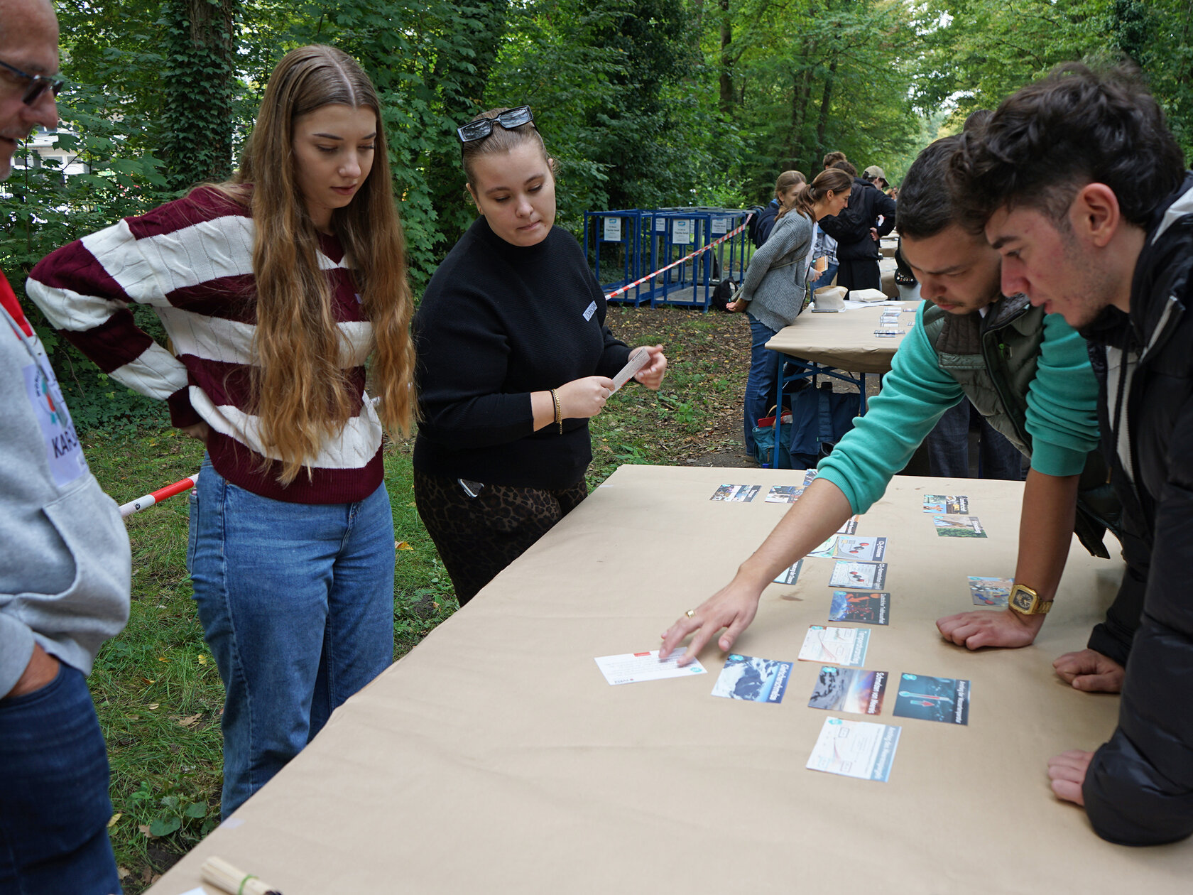 Prof. Dr. Rainer Neumann (l.) mit „Erstis“ beim anschließenden TER.R.A Puzzle