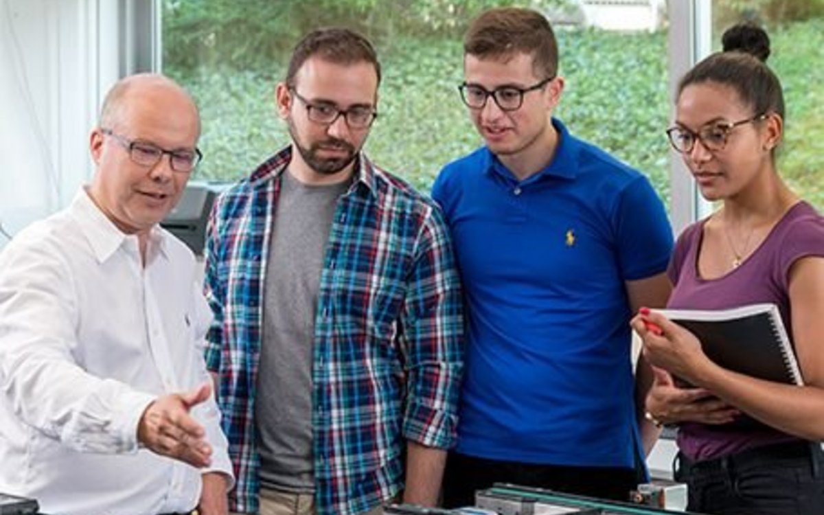 Cyber-physical systems: Prof. Dr. Ing. Christian Wurll with students in the laboratory