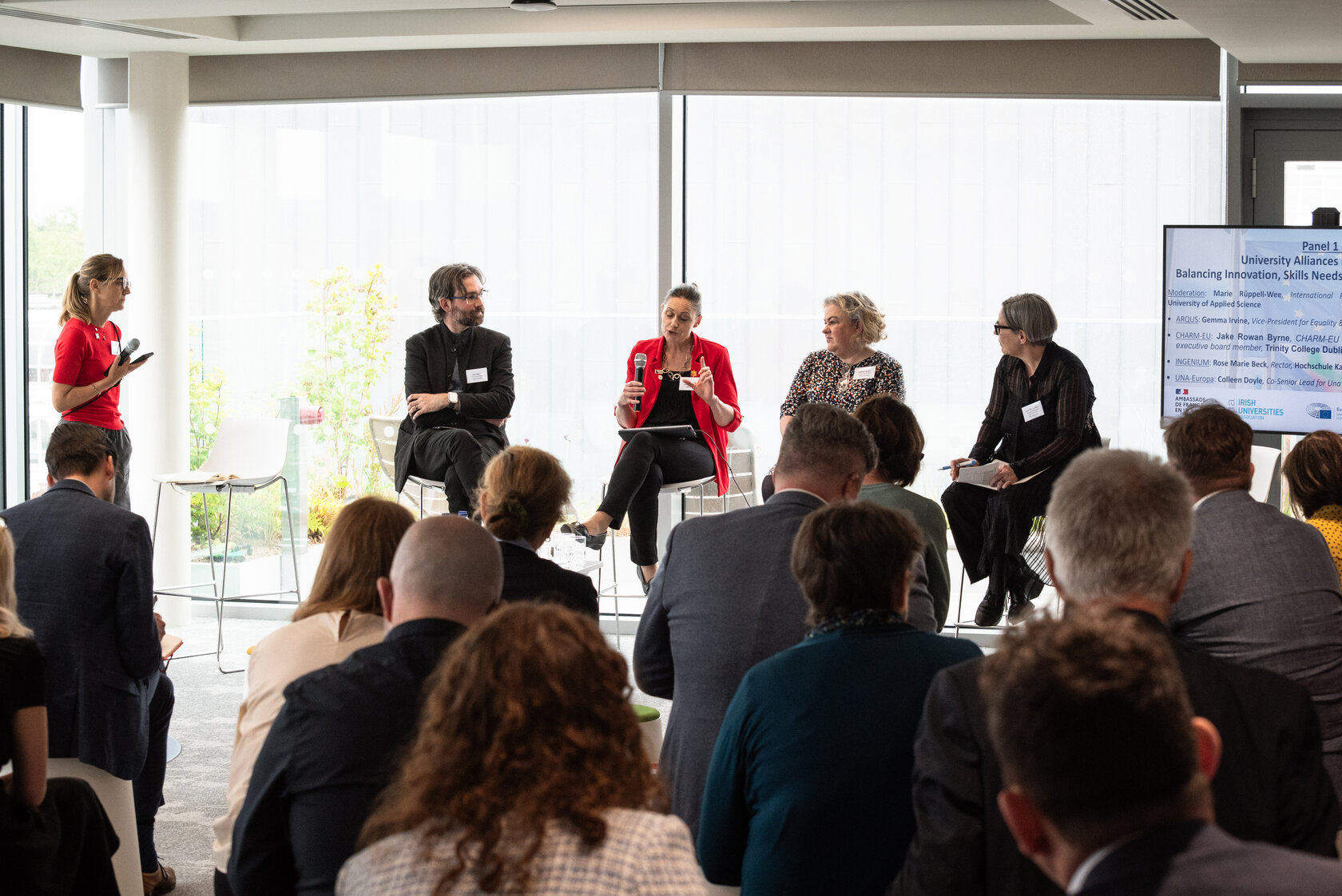 Panel-Teilnehmende vor Publikum