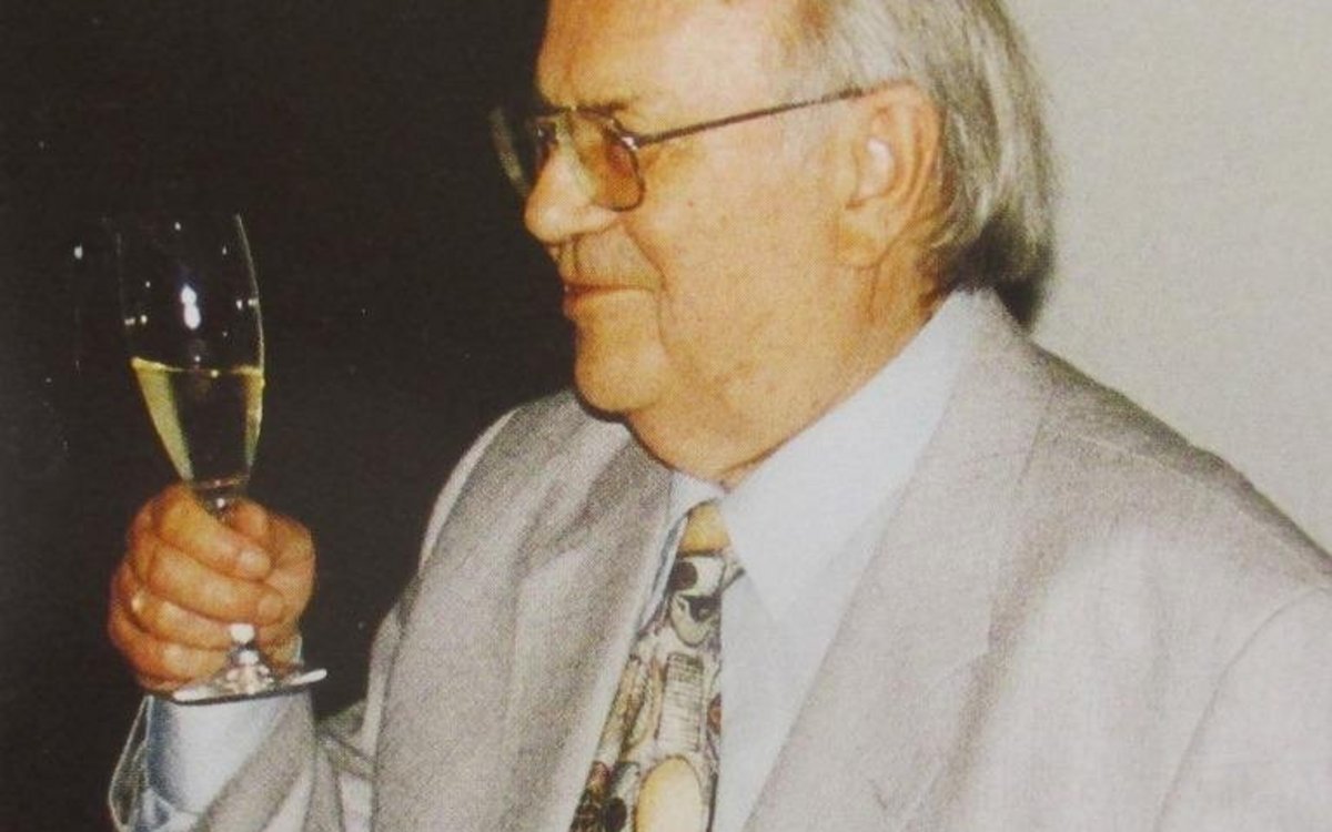 Prof. Dr.-Ing. Füner holding a glass of champagne