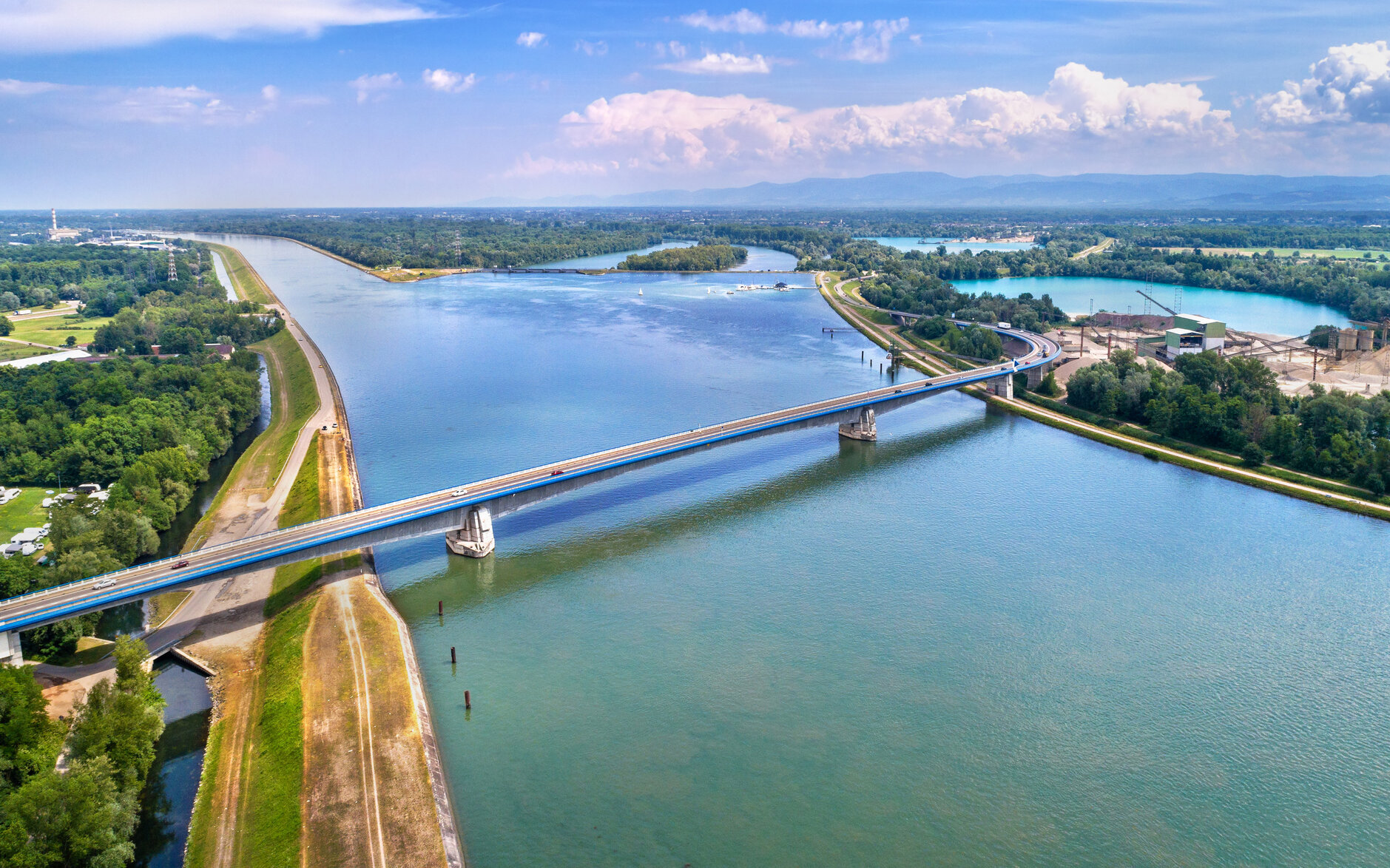 Luftansicht der Pierre-Pflimlin-Rheinbrücke bei Straßburg