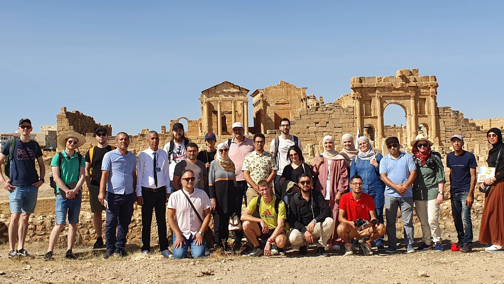 Studierende und Betreuer des internationalen IC xR-P-Projekts beim Besuch der antiken römischen Stadt Sufetula in Zentraltunesien