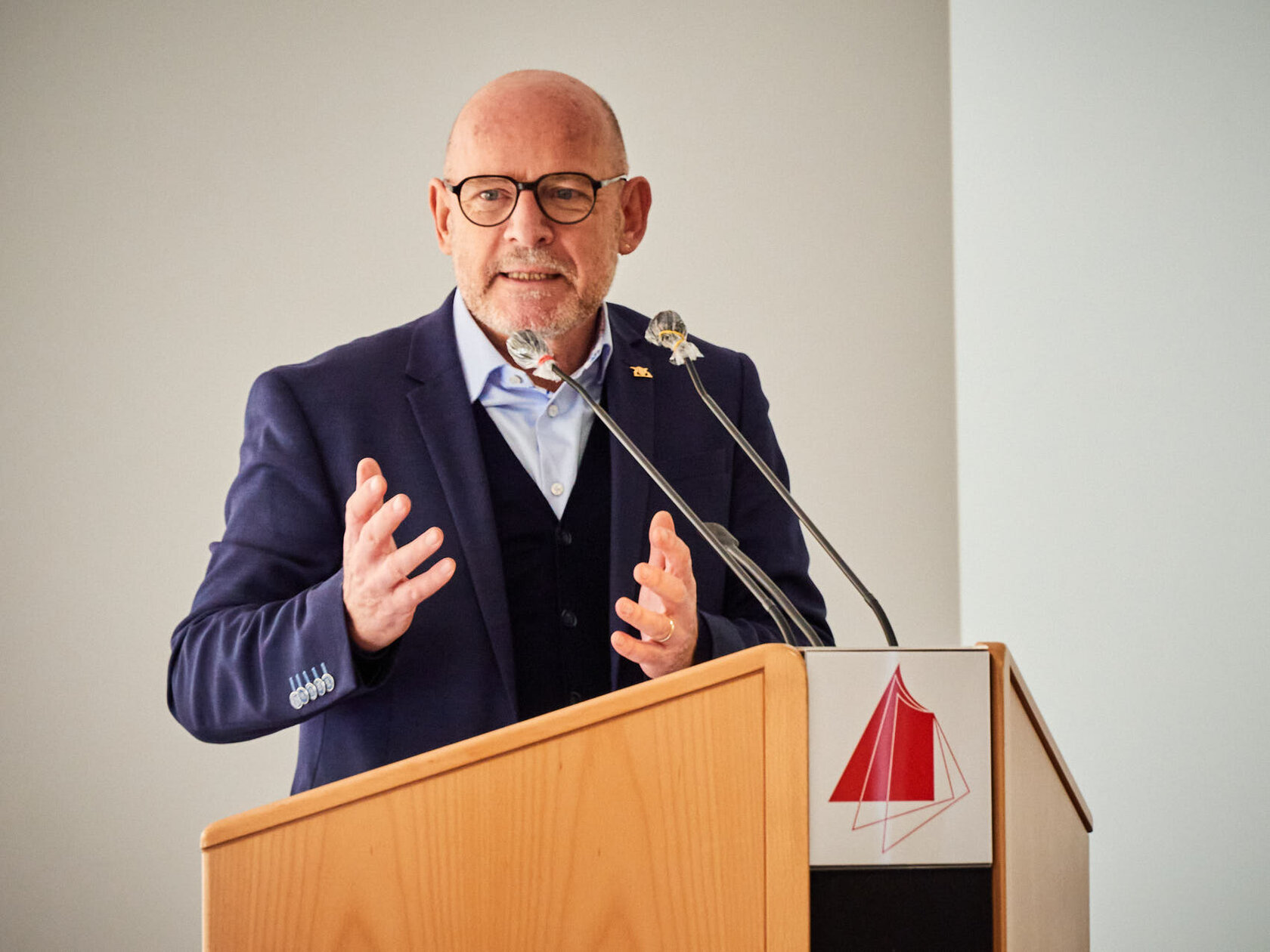 Verkehrsminister Winfried Hermann (MdL) an einem Pult