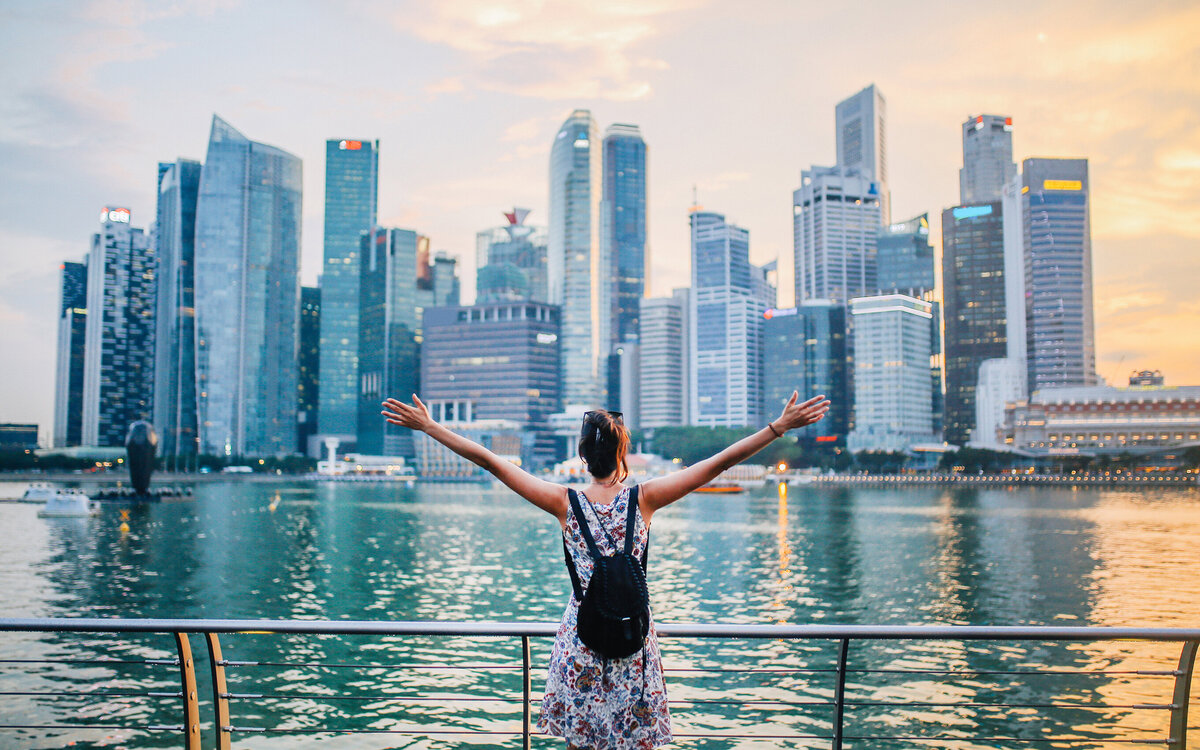 student in front of Singapur skyline