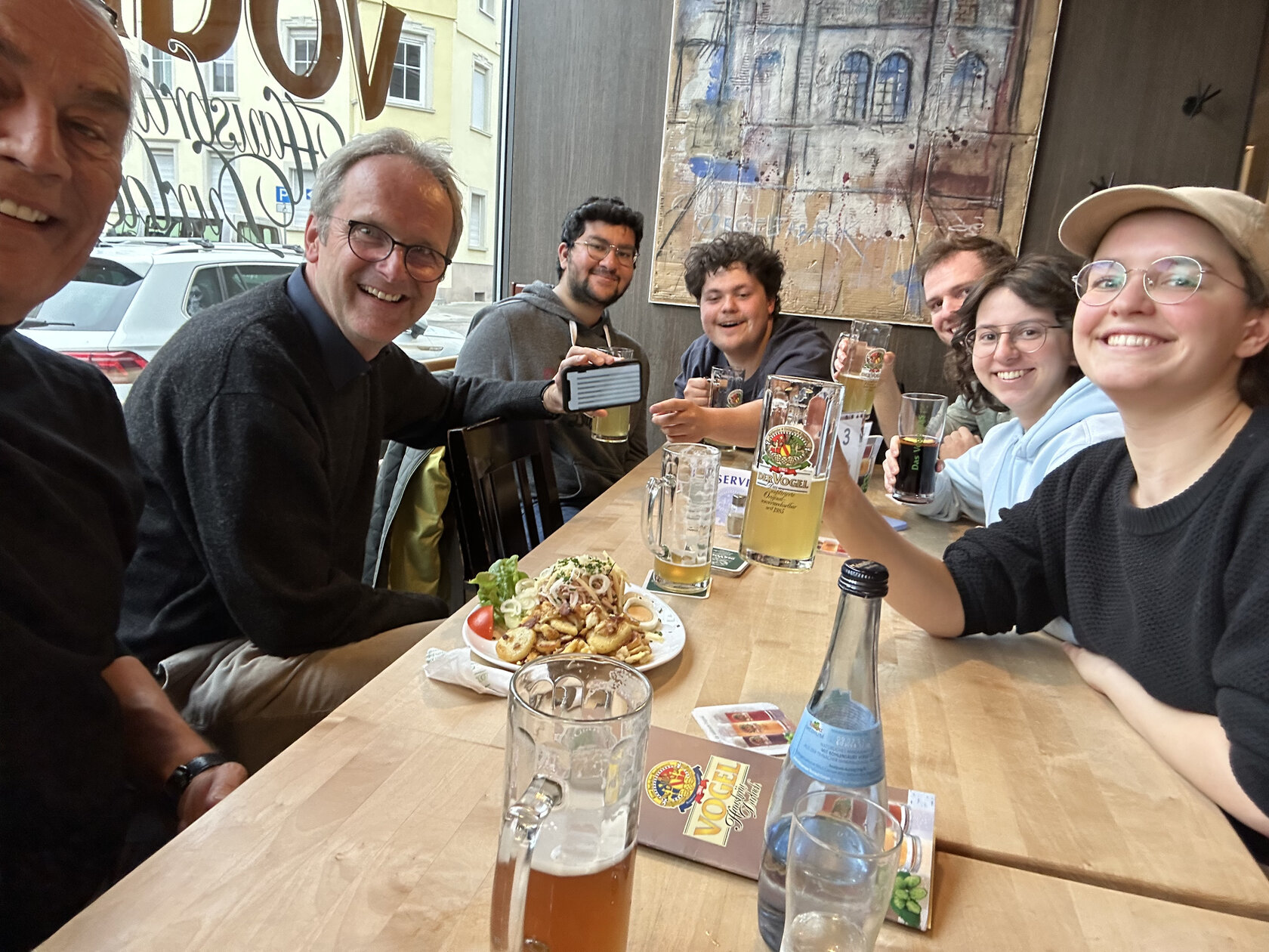 Professoren und Studierende beim gemeinsamen Essen im Vogelbräu