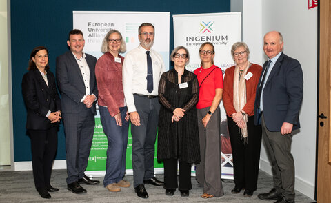 Gruppenfoto der INGENIUM-Teilnehmenden vor RollUps
