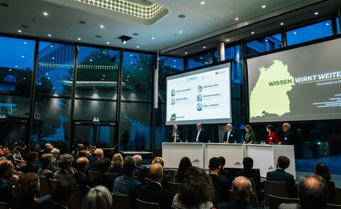 Unter dem Motto „Wissen wirkt weiter“ haben Vertreterinnen und Vertreter aus Wissenschaft und Politik in Stuttgart über die Zukunft des Wissenschaftsstandorts Baden-Württemberg diskutiert