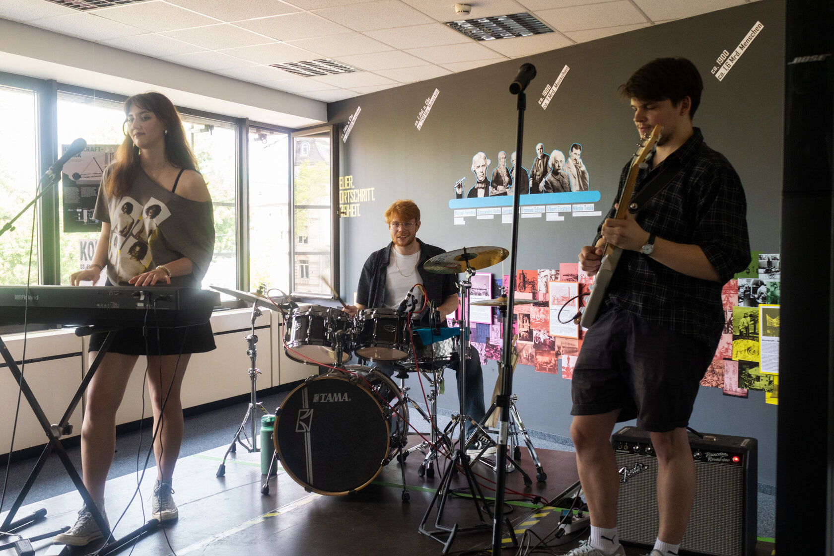 Band „Intensity“ (Olena Darchieva, Jakob-Alexander Göring, Leonard Proft) auf der Bühne bei der Eröffnunf der Ausstellung