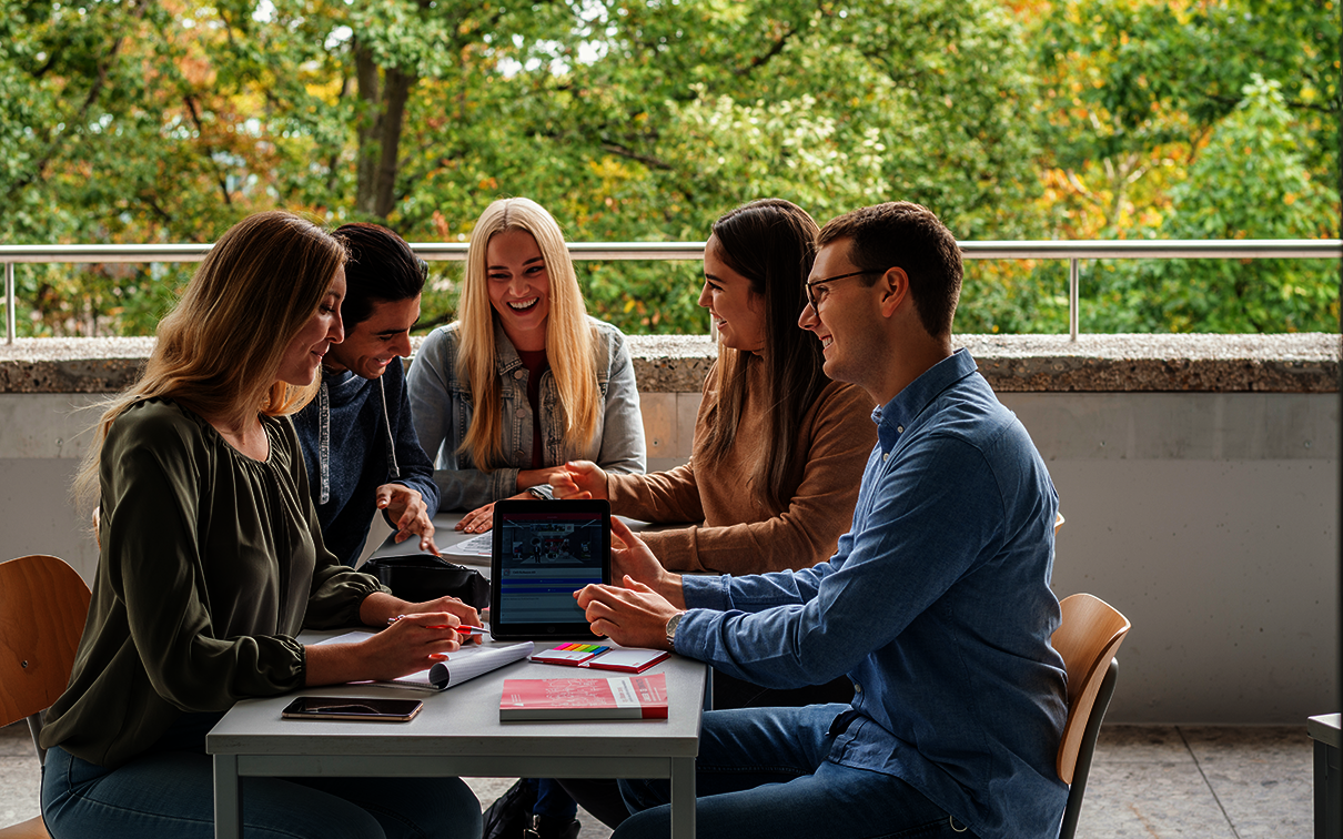 Gruppe von Studierenden am Tisch in der Interaktion