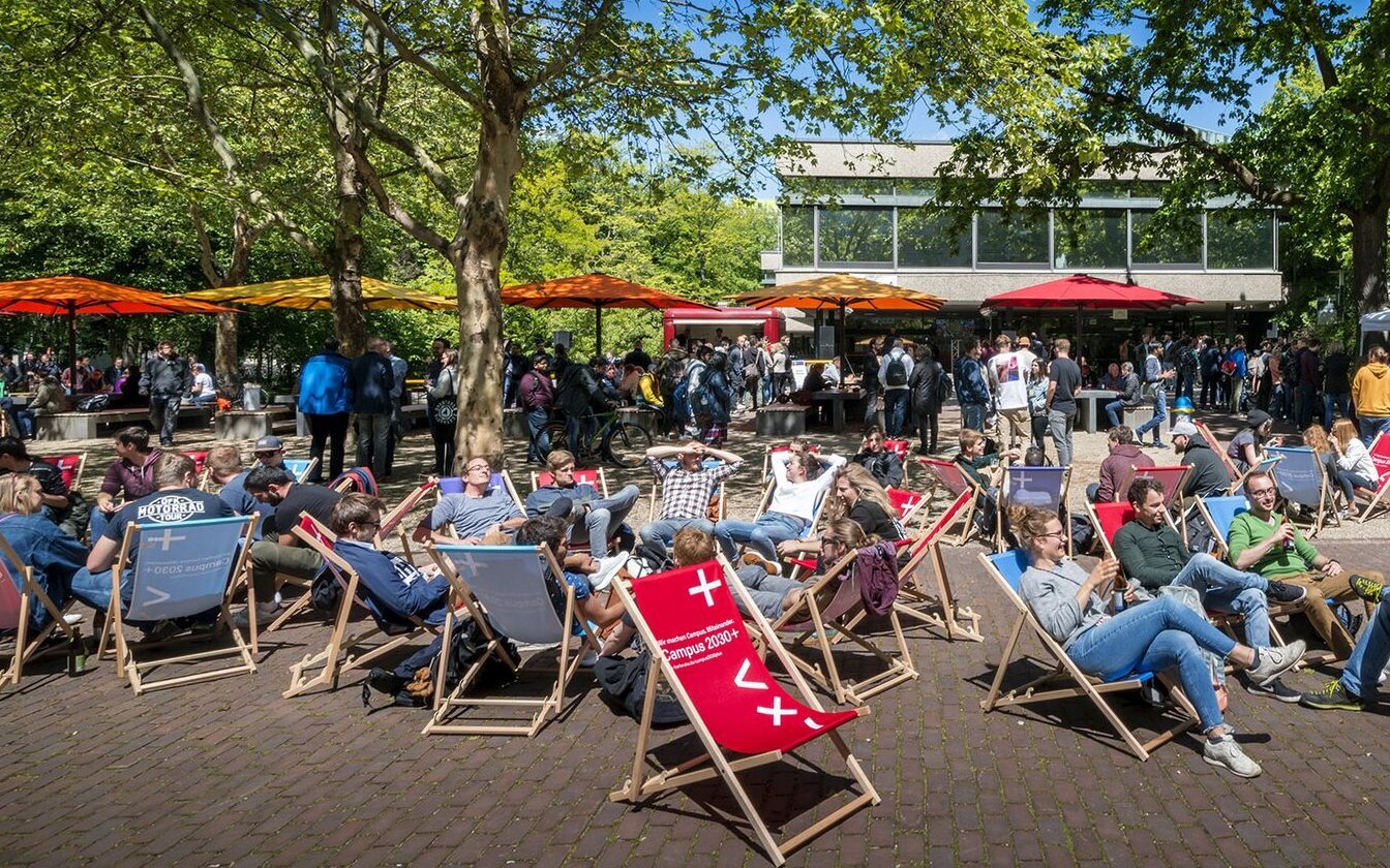 Studierende auf dem Campus