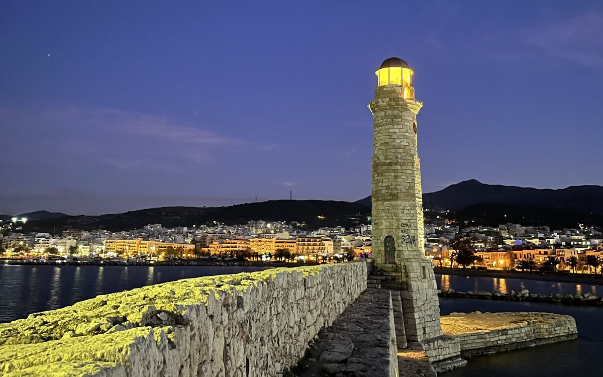 Leuchtturm am Meer auf Kreta