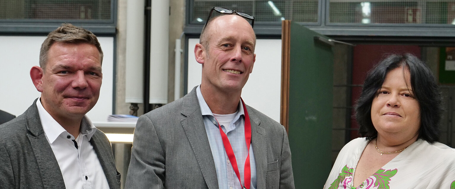 Verleihung des Wolfgang-Eichler-Preises „Fundamente fördern“ Übergabe des Wolfgang-Eichler-Preises „Fundamente fördern“ an Prof. Dr. Reiner Kriesten (m.) als Leiter des Instituts für Energieeffiziente Mobilität an der HKA durch den Vorsitzenden des Verbunds der Stifter Robert Szilinski (l.) und Ulrike Eichler (r.)