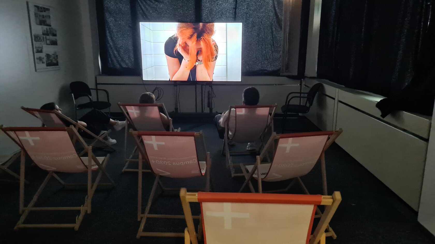 Der Film „Sonnenaufgang – Zerstörung des Selbstbildes durch Hate Speech“ (Experimenteller Kurzfilm) von Amalia Dilanas, Julia Maibach, Ella Ritzert wird in einem kleinen Kino gezeigt.