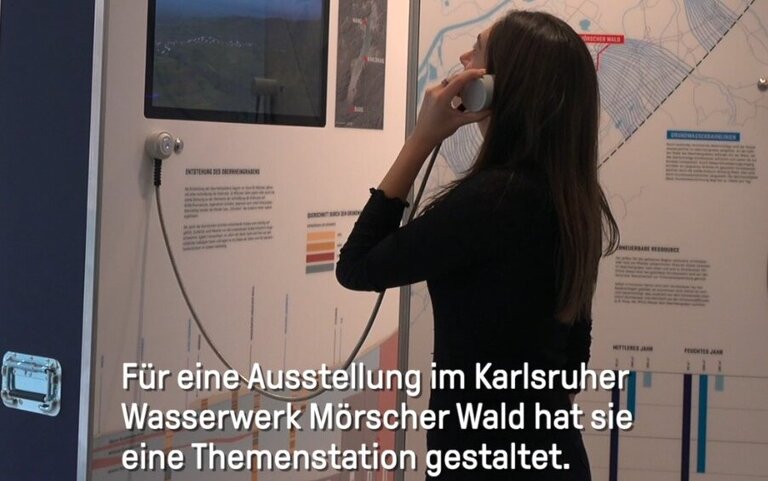 Nergis Kuru vor einem Ausstellungsobjekt