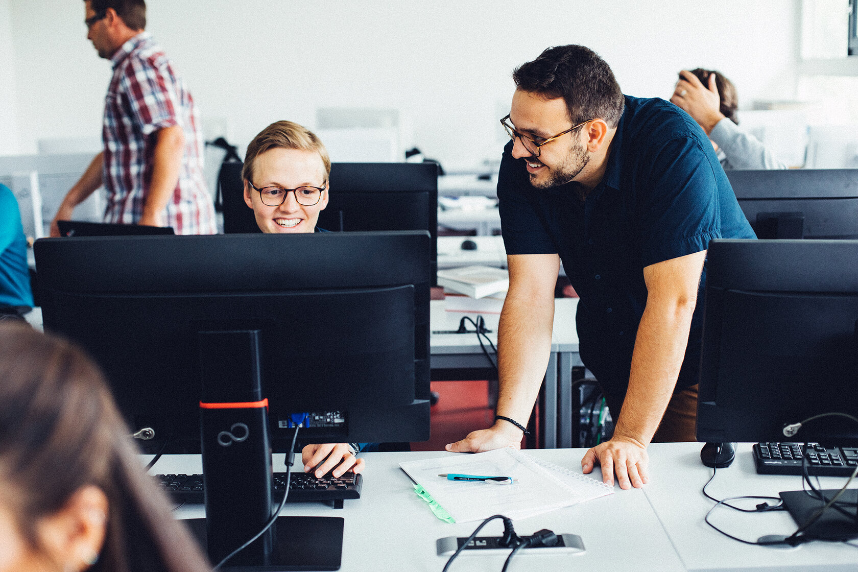 Studierende arbeiten im Seminarraum an Computern