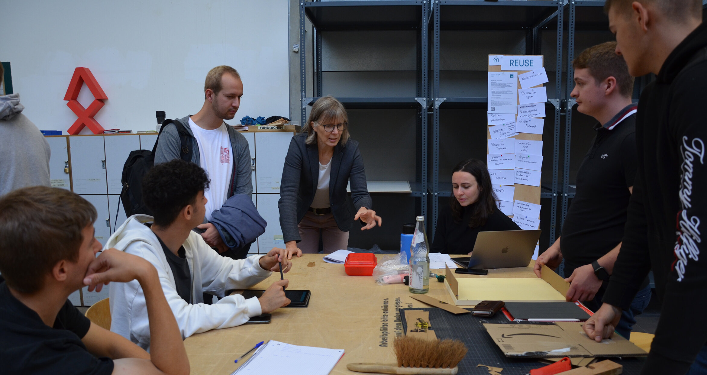 Studierende der HKA bei ihrer Projektarbeit zu nachhaltigem Bauen