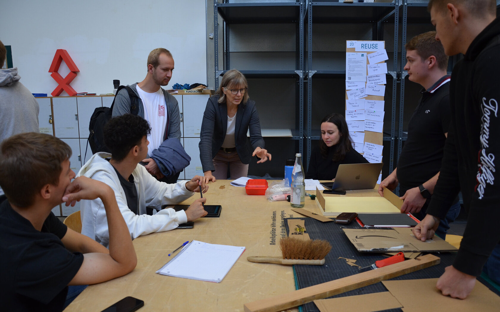 REDUCE! REUSE! RECYCLE! SHARE! Studierende der Architektur und des Bauwesens in ihrer ersten Woche an der HKA