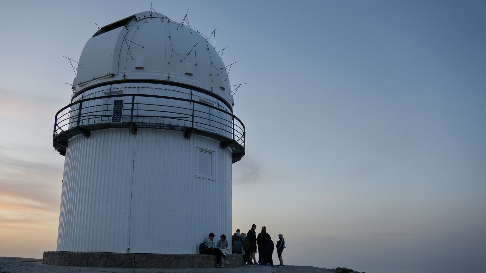 Studierende der INGENIUM Senior Summer School 2025 vor der Skinakas Sternwarte auf Kreta