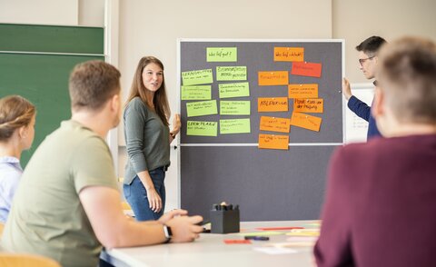 Studierende in einer typischen Seminarsituation