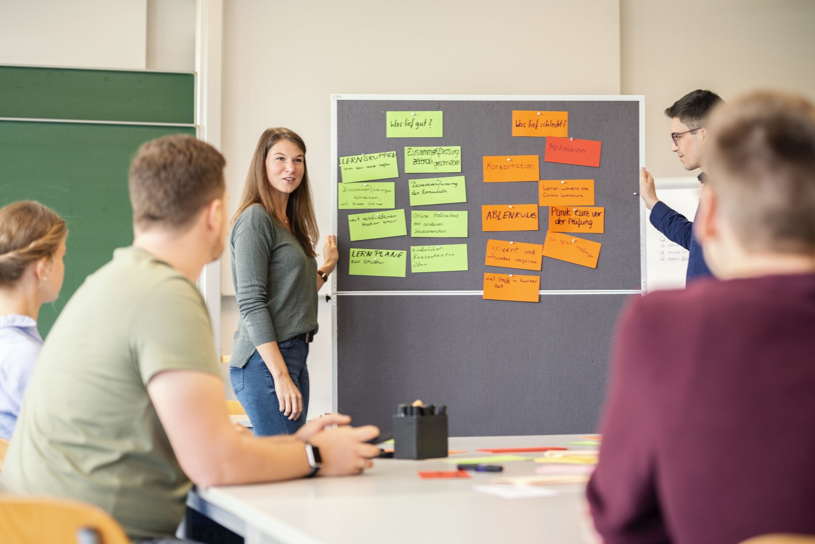Studierende in einer typischen Seminarsituation