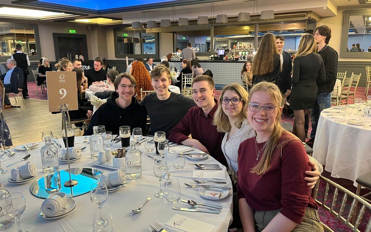 Gruppenfoto im Restaurant