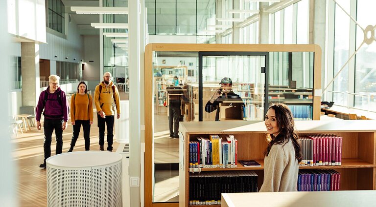 Studierende auf dem Campus der South-Eastern Finland University of Applied Sciences