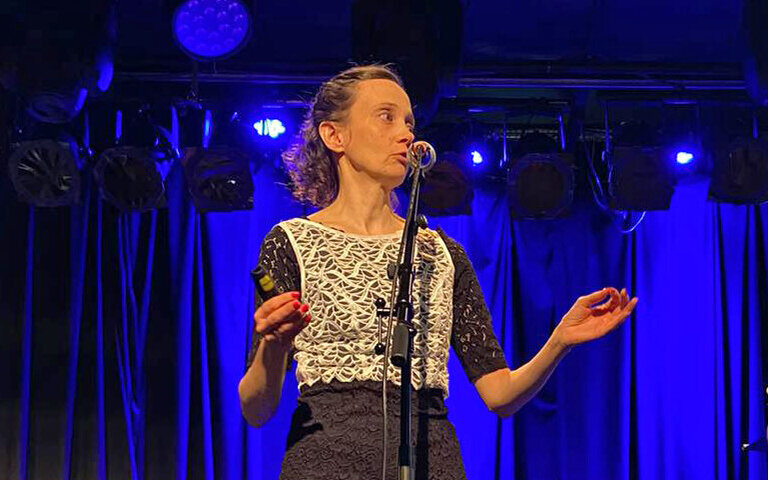 Dr. Anastasia August auf der Bühne beim Science Slam in Karlsruhe