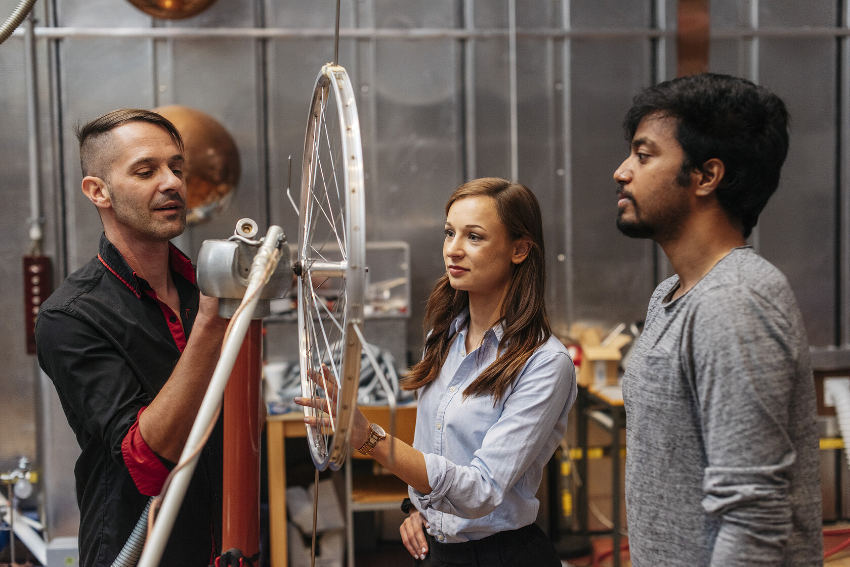 Studierende der Elektrotechnik und Informationstechnik können durch die Kombination aus einem Bachelorstudium mit einer Berufsausbildung in einem Unternehmen perfekt Theorie und Praxis kombinieren