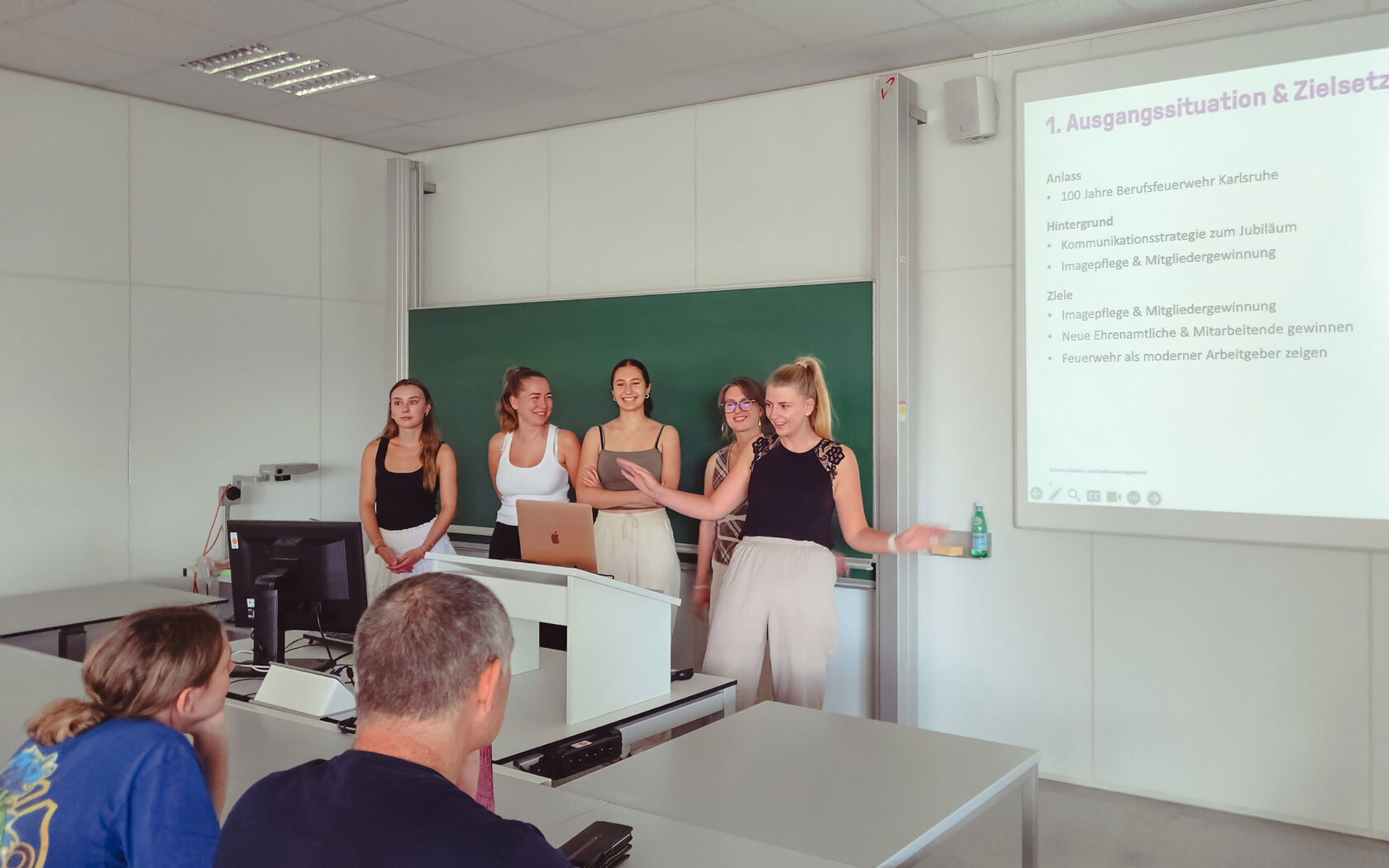 Die Projektgruppen stellen ihre Ergebnisse vor.