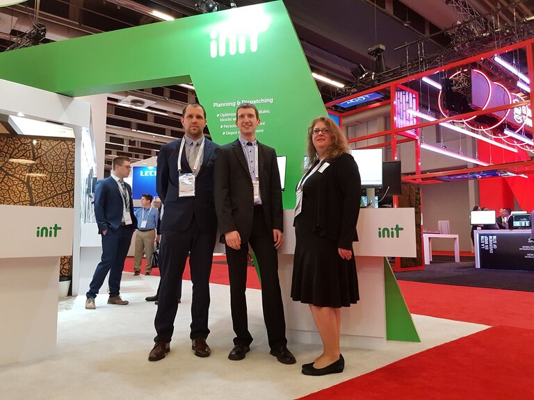 Stand der init AG - v.l.n.r.: Björn Lunt, Jonas Hansert, Andrea Mohr-Braun (init AG)