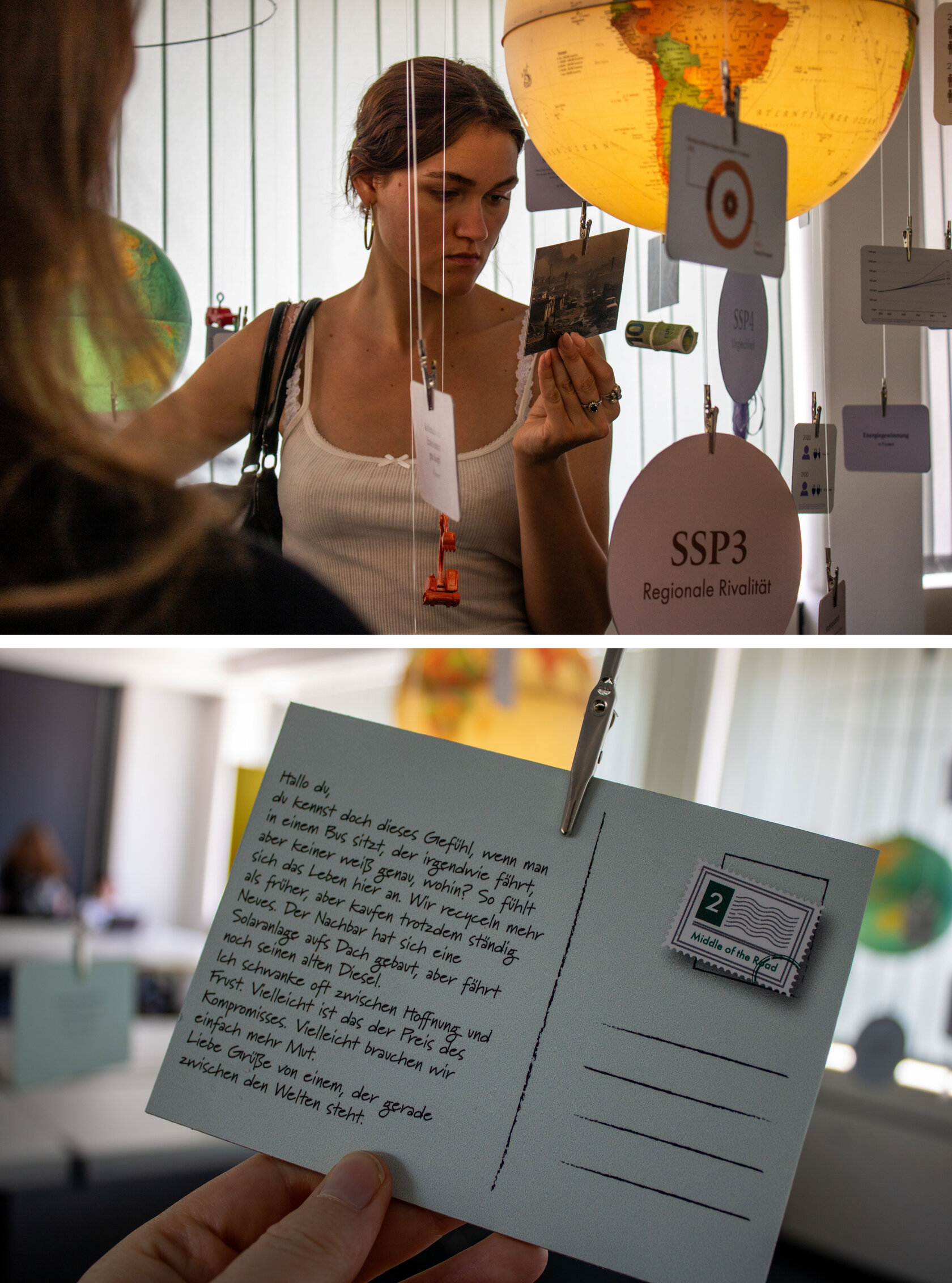 Besucherin betrachtet Postkarte am Mobile