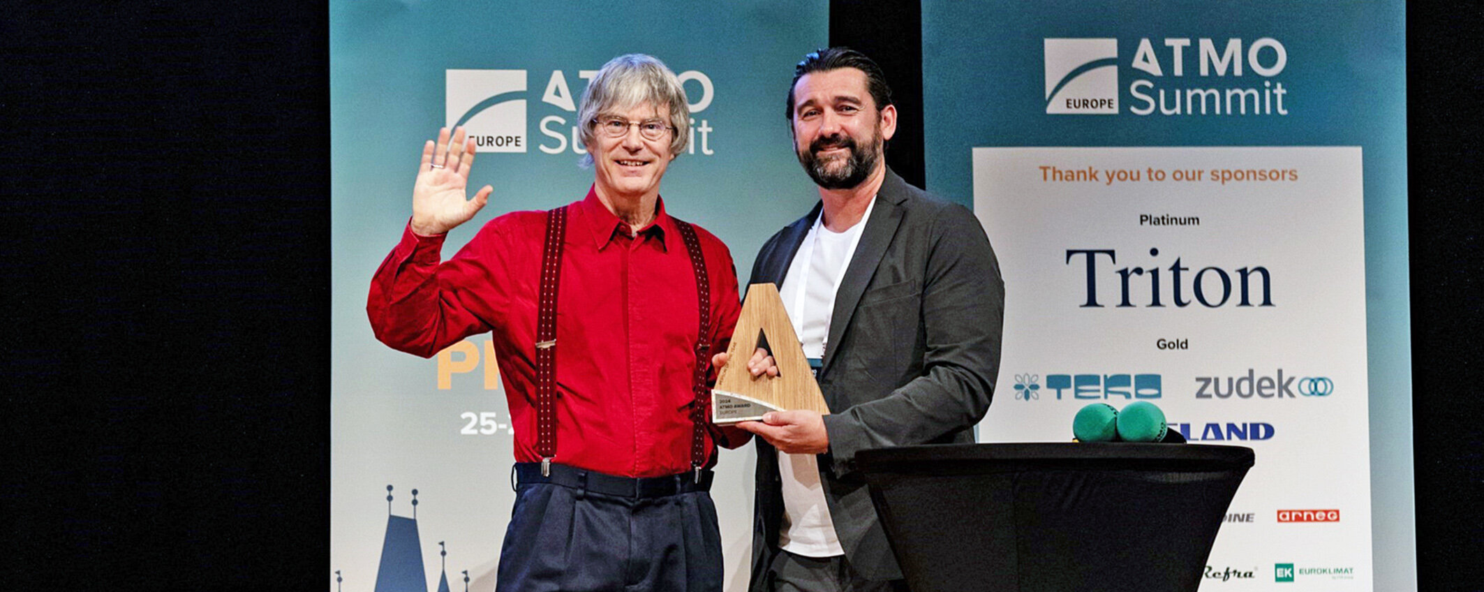 Prof. Dr. Michael Kauffeld als „Person des Jahres“ beim ATMOsphere Europe Summit 2024 ausgezeichnet Prof. Dr.-Ing. habil. Michael Kauffeld (l.) und ATMOsphere-Gründer und CEO Marc Chasserot bei der Übergabe des Awards
