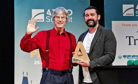 Prof. Dr.-Ing. habil. Michael Kauffeld (l.) und ATMOsphere-Gründer und CEO Marc Chasserot bei der Übergabe des Awards