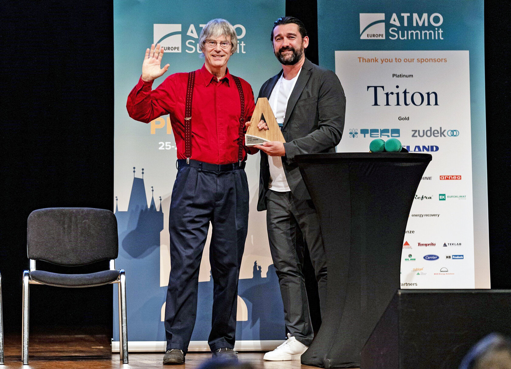 CEO Marc Chasserot presents the award to Prof. Dr.-Ing. habil. Michael Kauffeld (left), who waves CEO Marc Chasserot presents the award to Prof. Dr.-Ing. habil. Michael Kauffeld (left), who waves