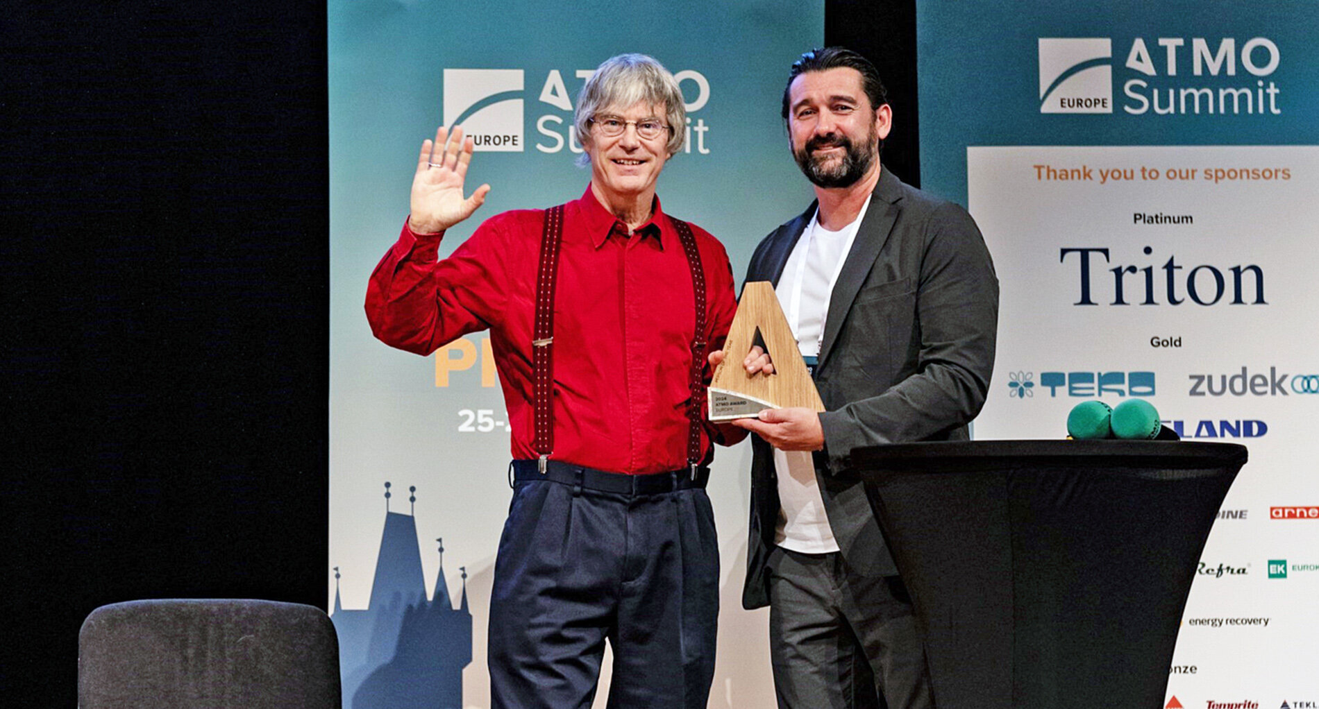 Prof. Dr.-Ing. habil. Michael Kauffeld (left) and ATMOsphere founder and CEO Marc Chasserot at the presentation of the award