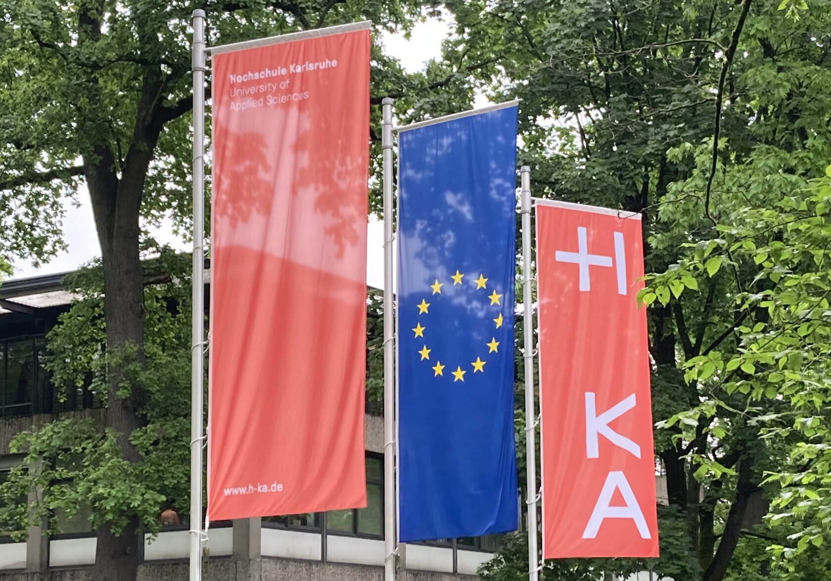 Europa- und HKA-Flaggen auf dem Campus
