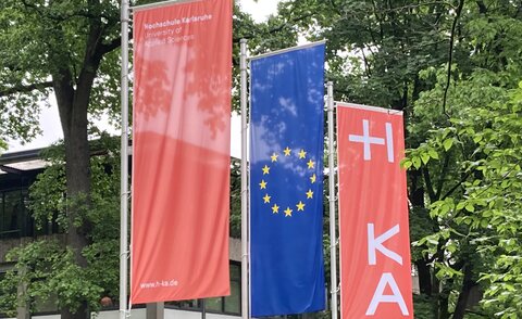 Europa- und HKA-Flaggen auf dem Campus