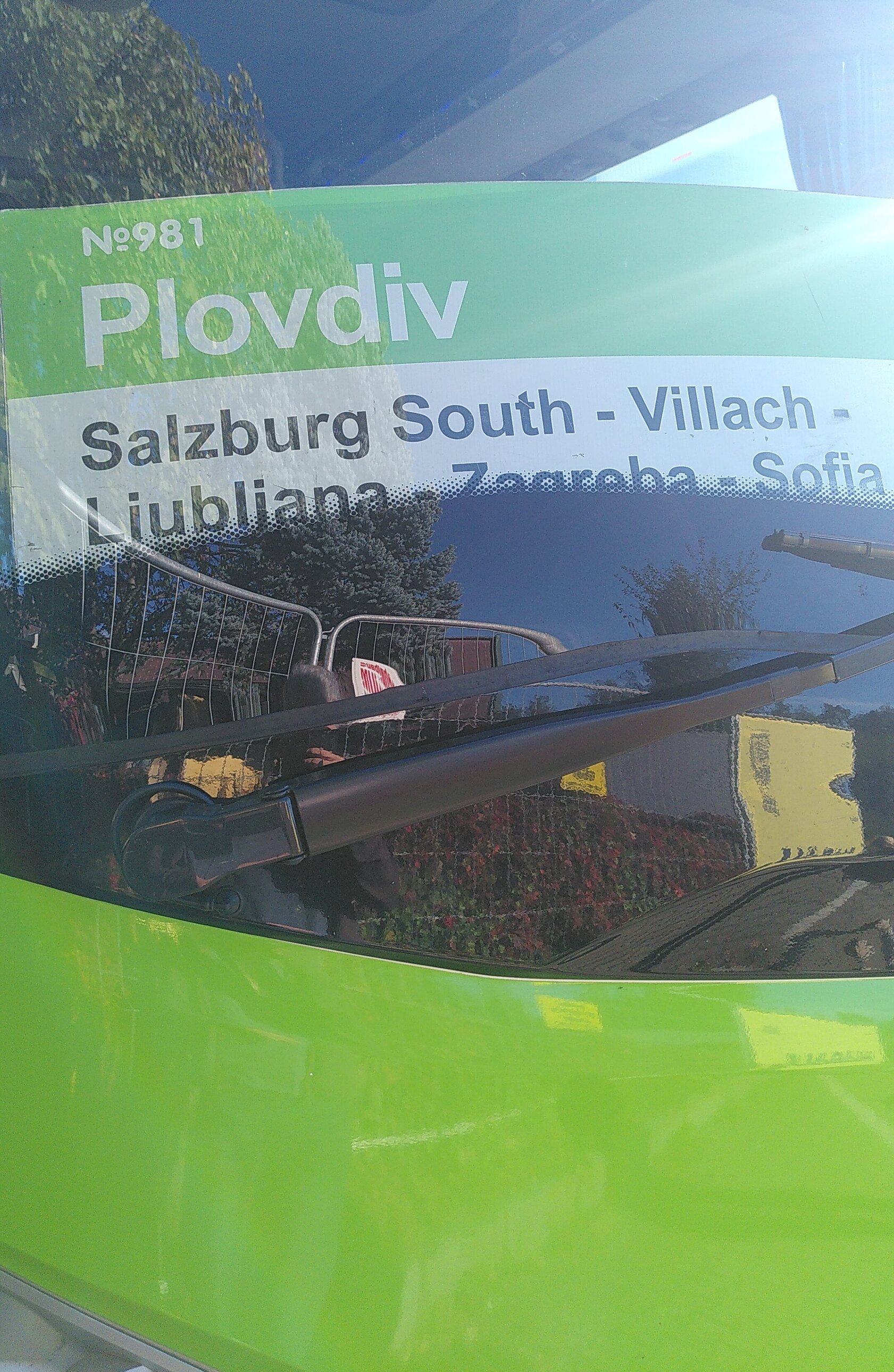 Schild, das am Flixbus die Route nach Sofia anzeigt