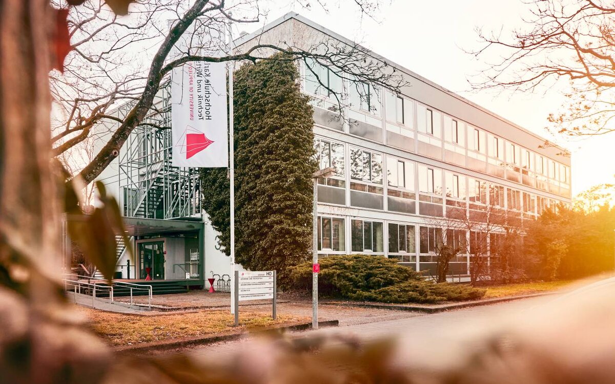 Außenaufnahme des Instituts für Ubiquitäre Mobilitätssysteme bei Sonnenuntergang