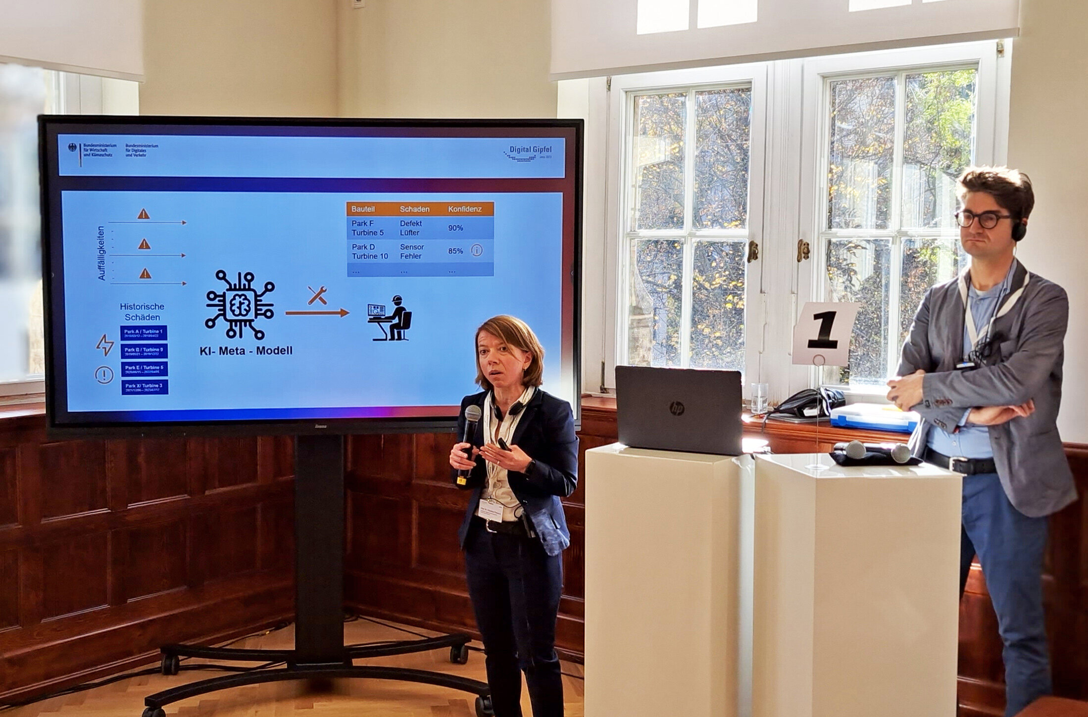 Prof. Dr. Christine Preisach und Dr. Martin Kato bei der Präsentation des Projekts „AutoDiagCM“ während des Digital-Gipfels der Bundesregierung