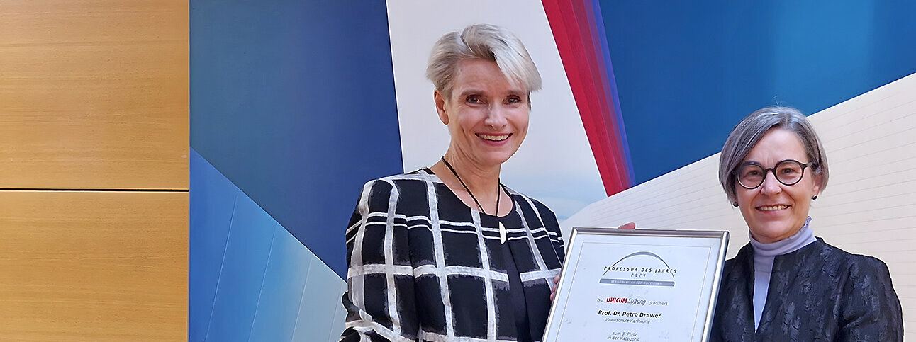 Rektorin Prof. Dr. Rose Marie Beck (r.) beglückwünschte die Preisträgerin Prof. Dr. Petra Drewer und konnte ihr die Urkunde überreichen