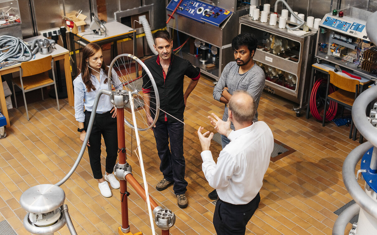 tutor with group of students at the lab, explaining an experiment