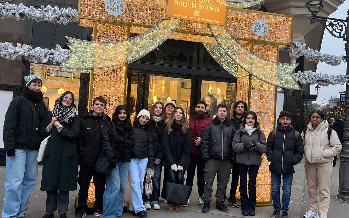 HKA_BE-CC_Gruppenfoto_Exkursion_BadenBaden Gruppenfoto Exkursion Baden-Baden