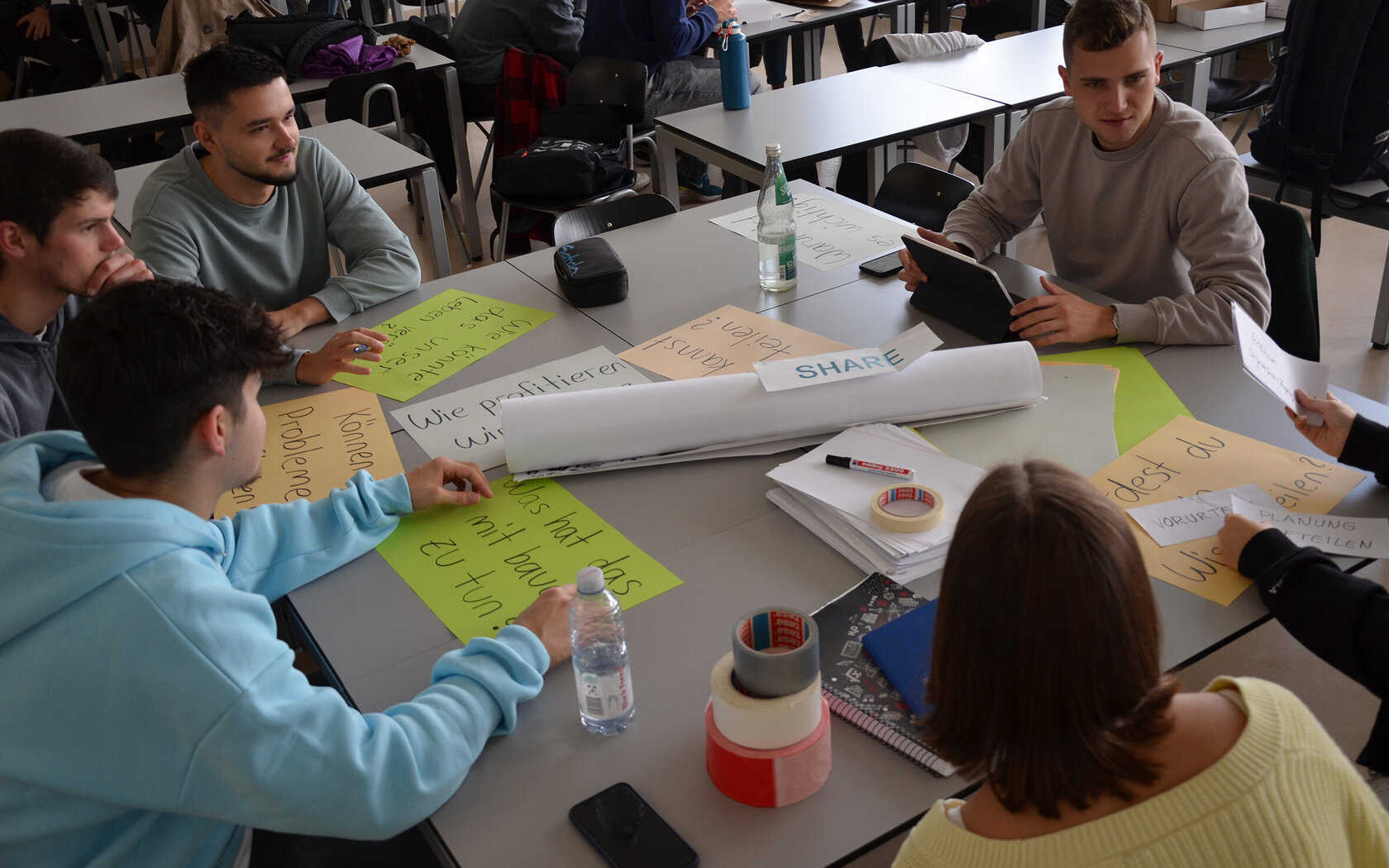 Projektarbeit zum Thema Nachhaltigkeit Sutdierende befassen sich mit dem Thema "Share"