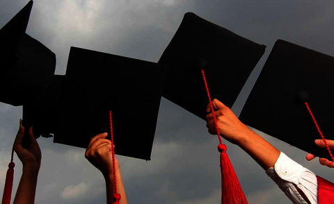 Alumni-Hüte werden hochgehalten