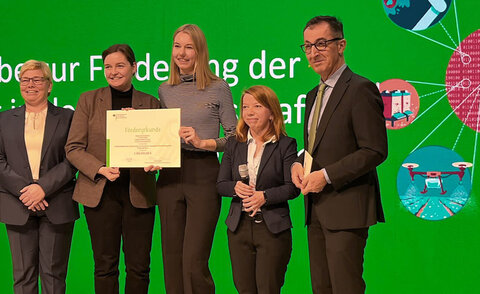 Bundeslandwirtschaftsminister Cem Özdemir überreicht auf der Grünen Woche den Zuwendungsbescheid für das Projekt „SimpleAgriData“ an Verbundkoordinatorin Prof. Dr. Christine Preisach