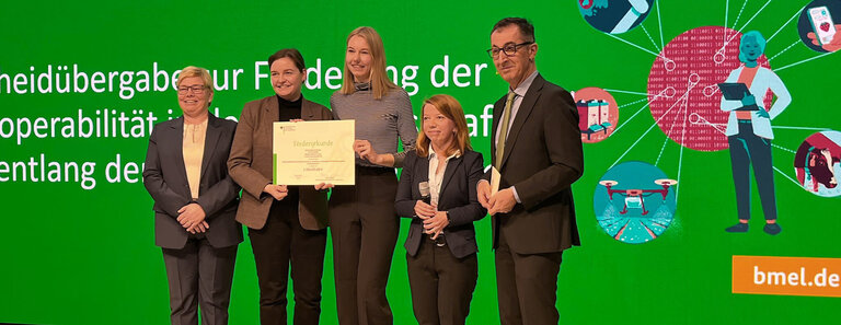 Bundeslandwirtschaftsminister Cem &Ouml;zdemir &uuml;berreicht auf der Gr&uuml;nen Woche den Zuwendungsbescheid f&uuml;r das Projekt &bdquo;SimpleAgriData&ldquo; an Verbundkoordinatorin Prof. Dr. Christine Preisach